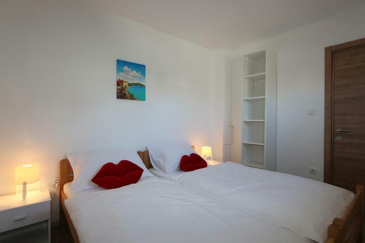 Apartman Ema Malinska Ngoại thất bức ảnh